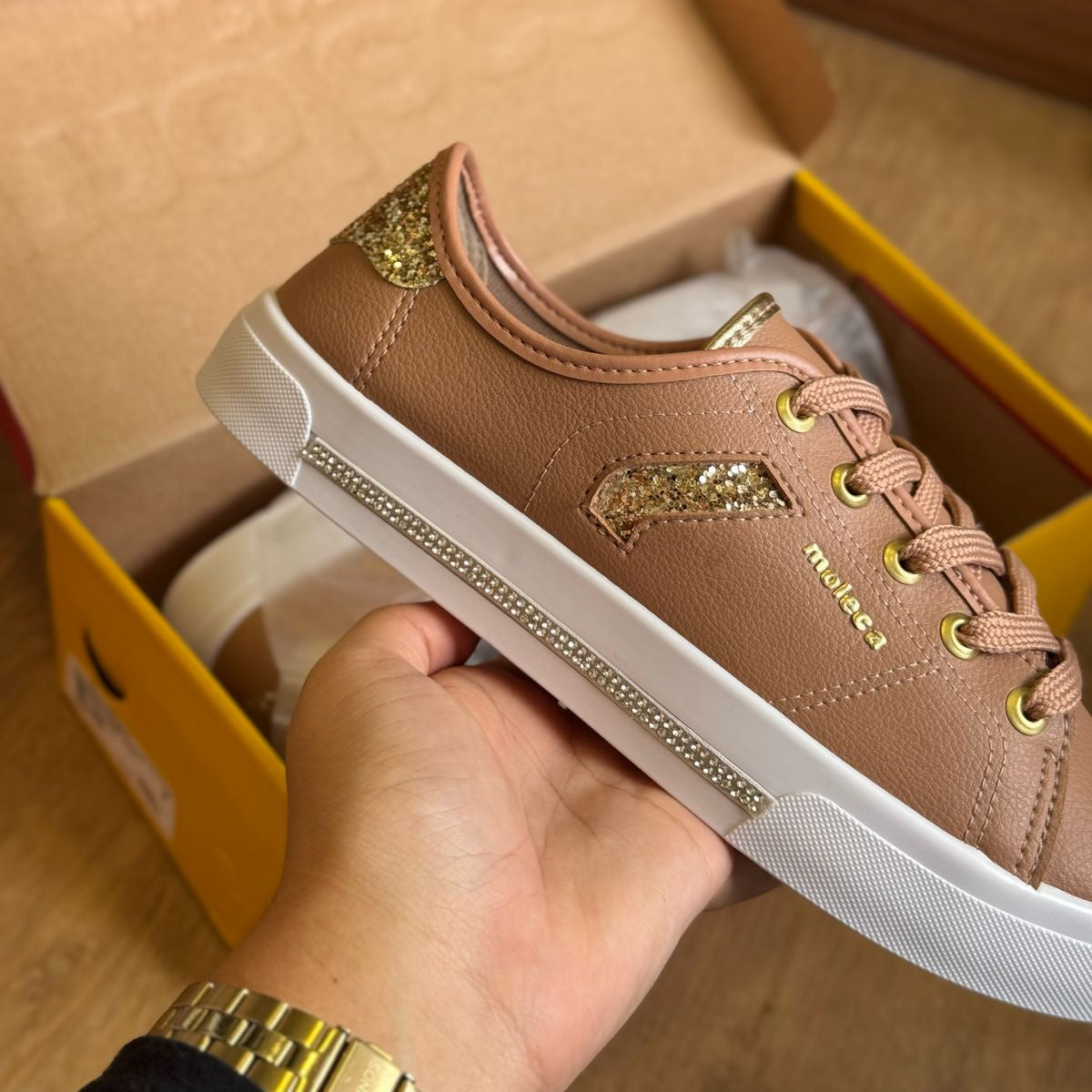 Tênis Moleca Detalhes Dourados 5667.646