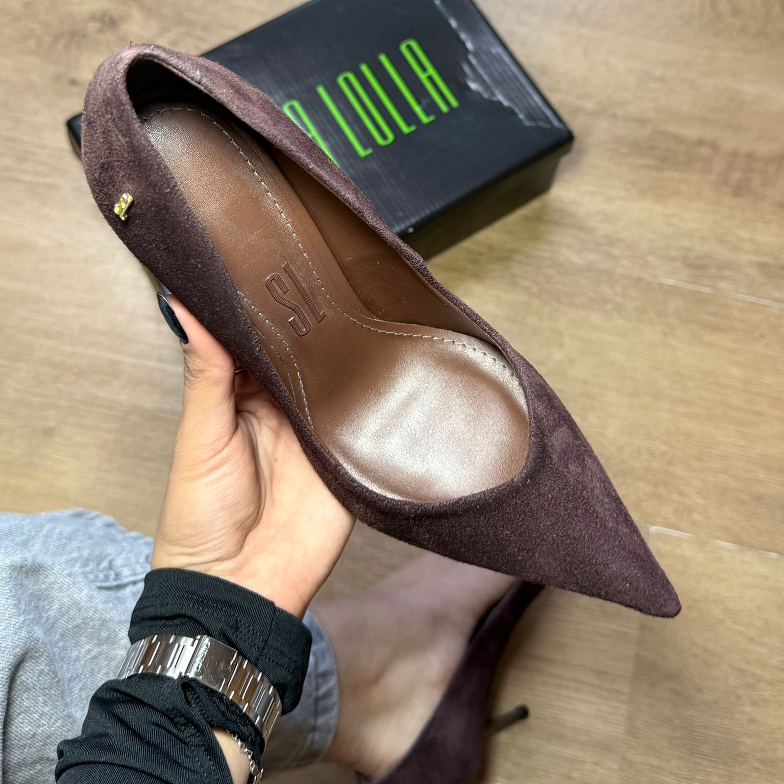 Scarpin Santa Lolla One Couro Camurça Bico Fino Salto Agulha 0070.2178.034A