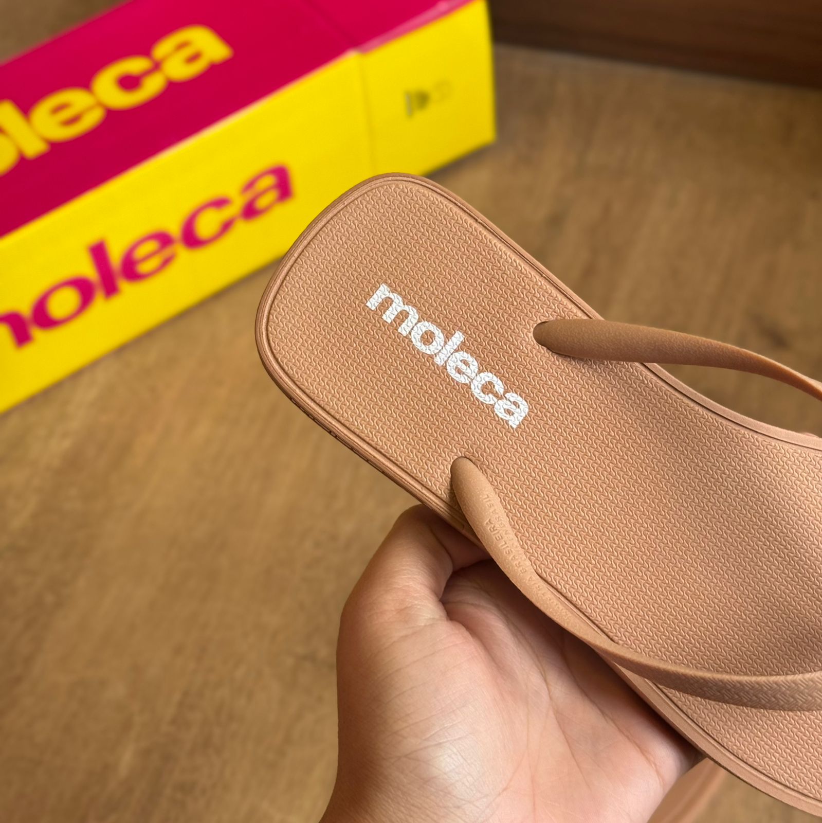 Chinelo de Dedo Moleca Detalhes da Marca 5552.200