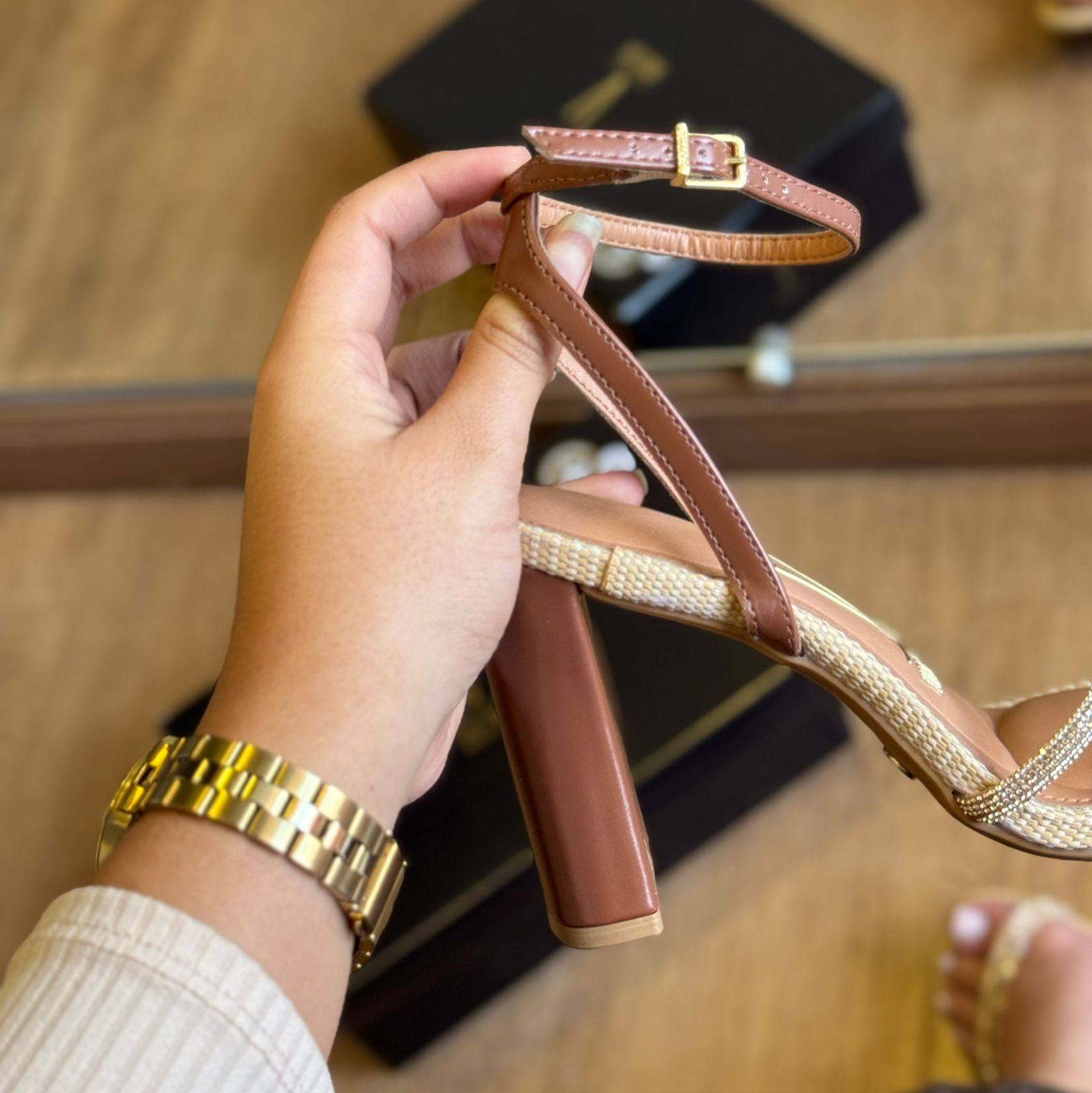 Sandália Vizzano Salto Bloco Tiras Finas Brilhosas 6550.203