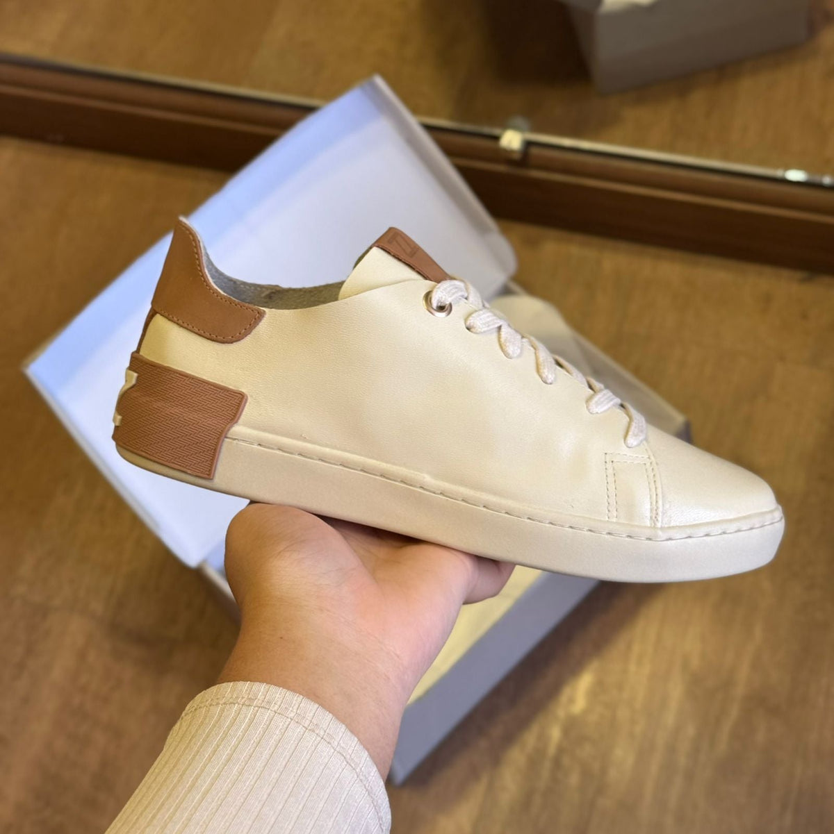 Tênis Arezzo Couro Básico A124030013