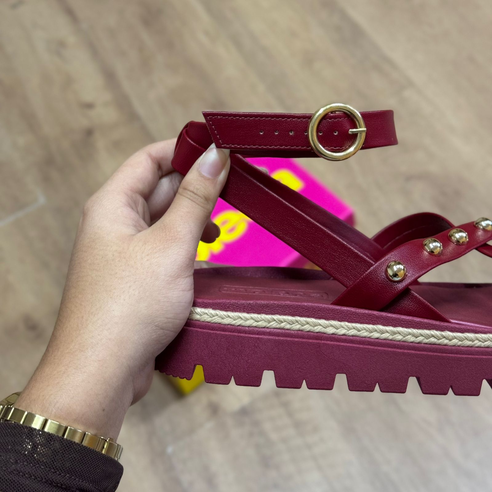 Sandália Moleca Tratorada Detalhe Dourado 5504.213