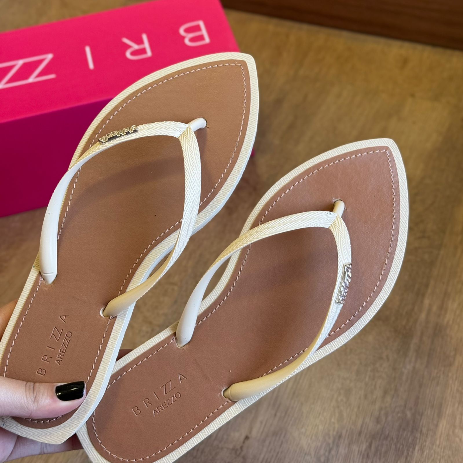 Chinelo de Dedo Arezzo Bico Folha Brizza Z191460002