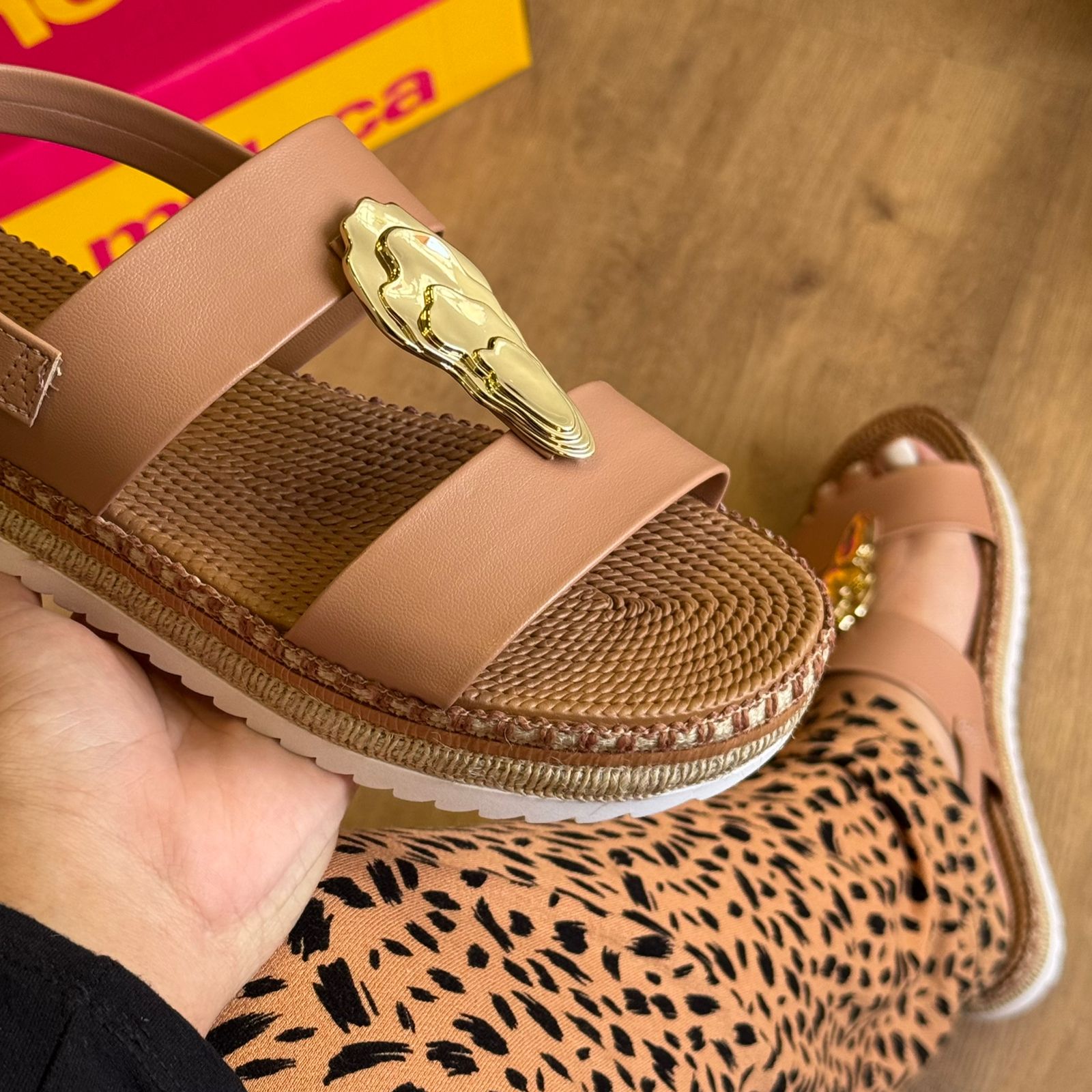 Sandália Moleca Detalhe Dourado no Cabedal 5447.526