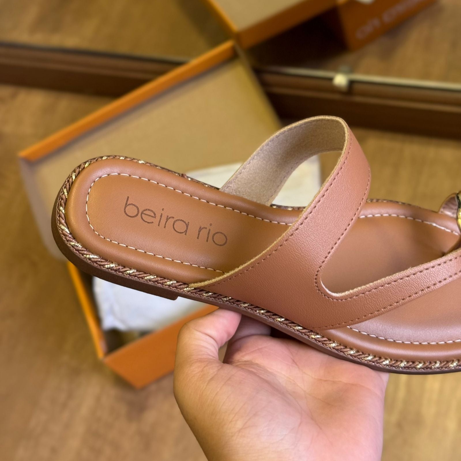 Sandália Beira Rio Rasteira Detalhe Dourado no Dedo 8506.209