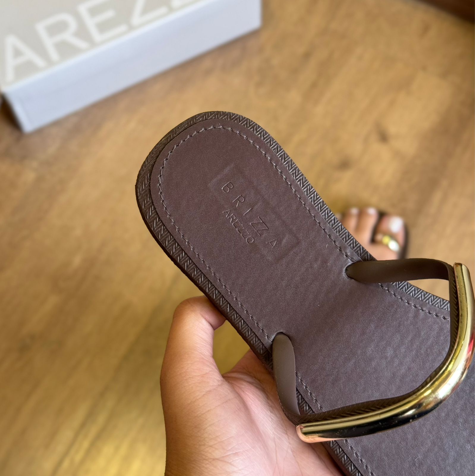 Sandalia Rasteira Arezzo Detalhe Dourado no Dedo Z191790001