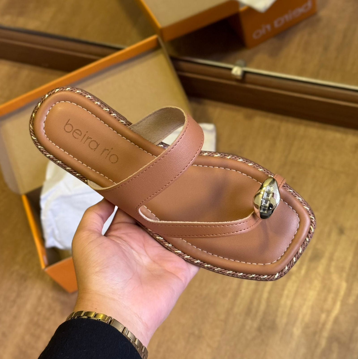 Sandália Beira Rio Rasteira Detalhe Dourado no Dedo 8506.209