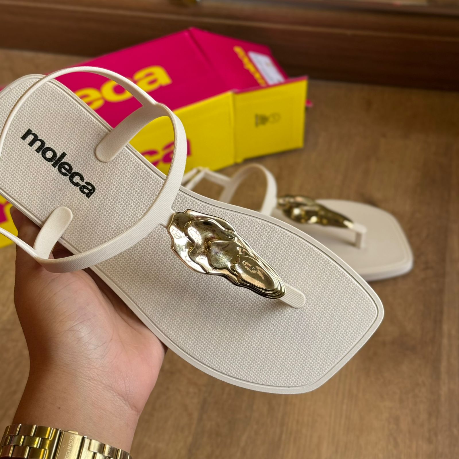 Sandália Rasteira Moleca Detalhe Dourado na Tira 5552.201