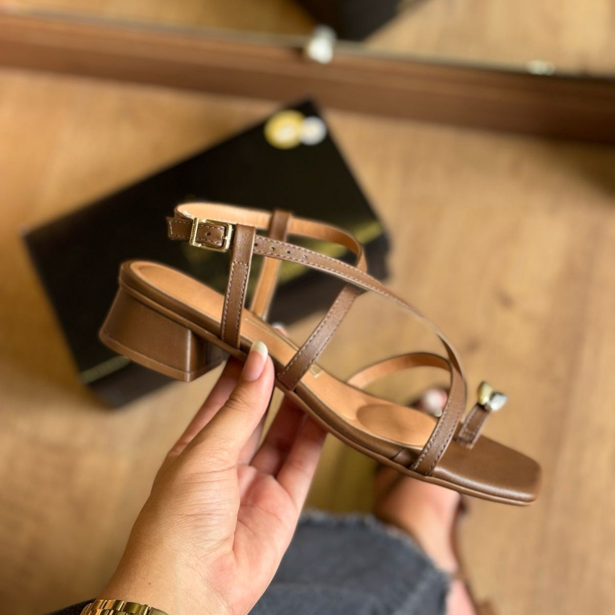 Sandália Vizzano Detalhe Dourado no Dedo 6454.123