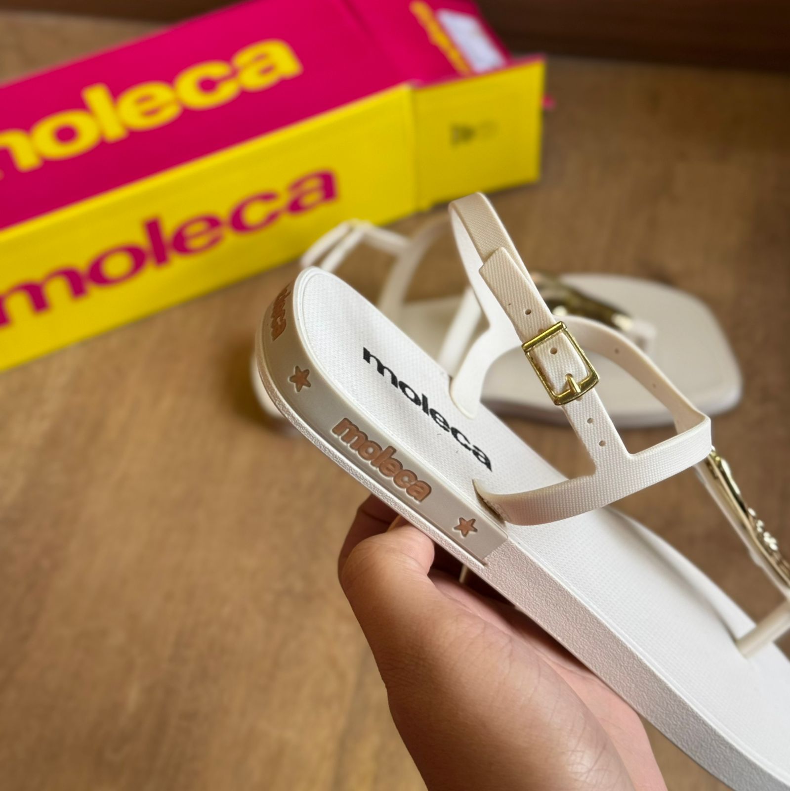 Sandália Rasteira Moleca Detalhe Dourado na Tira 5552.201