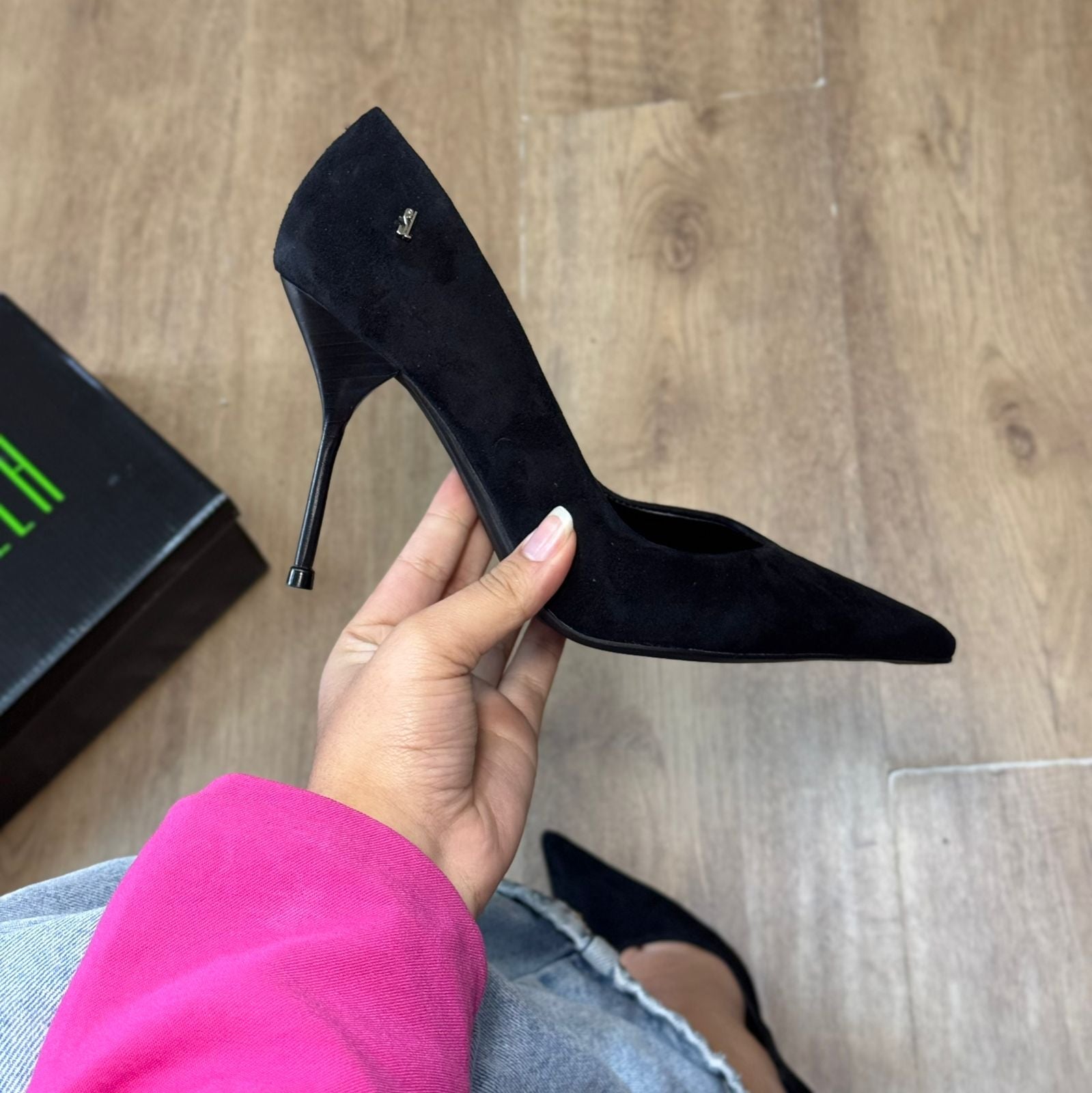 Scarpin Santa Lolla One Couro Camurça Bico Fino Salto Agulha 0070.2178.034A