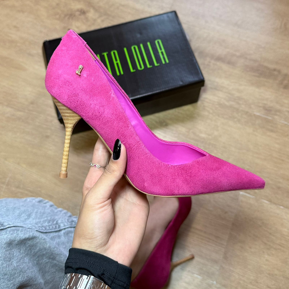 Scarpin Santa Lolla One Couro Camurça Bico Fino Salto Agulha 0070.2178.034A