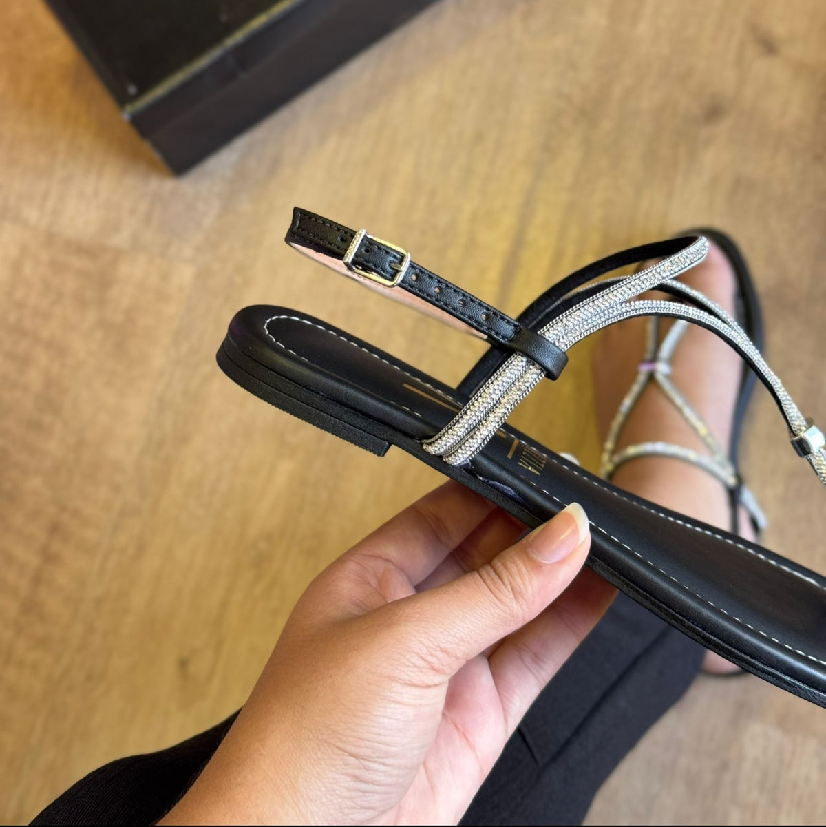 Sandália Rasteira Vizzano Tira com Strass 6371.395