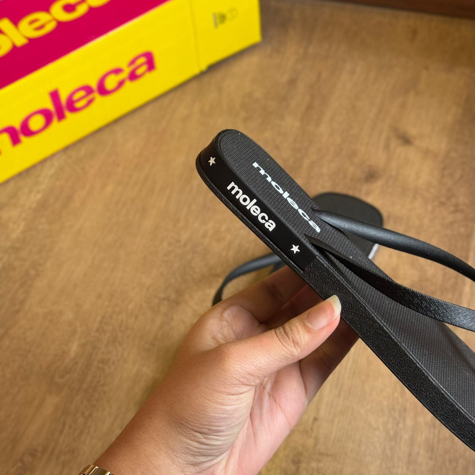 Chinelo de Dedo Moleca Detalhes da Marca 5552.200