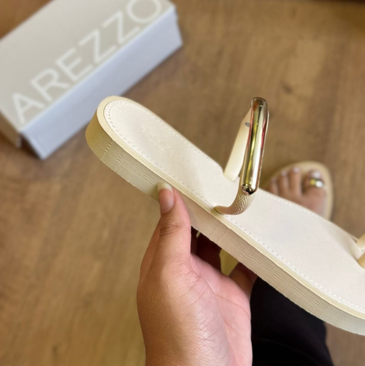 Sandalia Rasteira Arezzo Detalhe Dourado no Dedo Z191790001