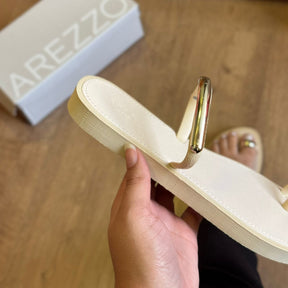 Sandalia Rasteira Arezzo Detalhe Dourado no Dedo Z191790001