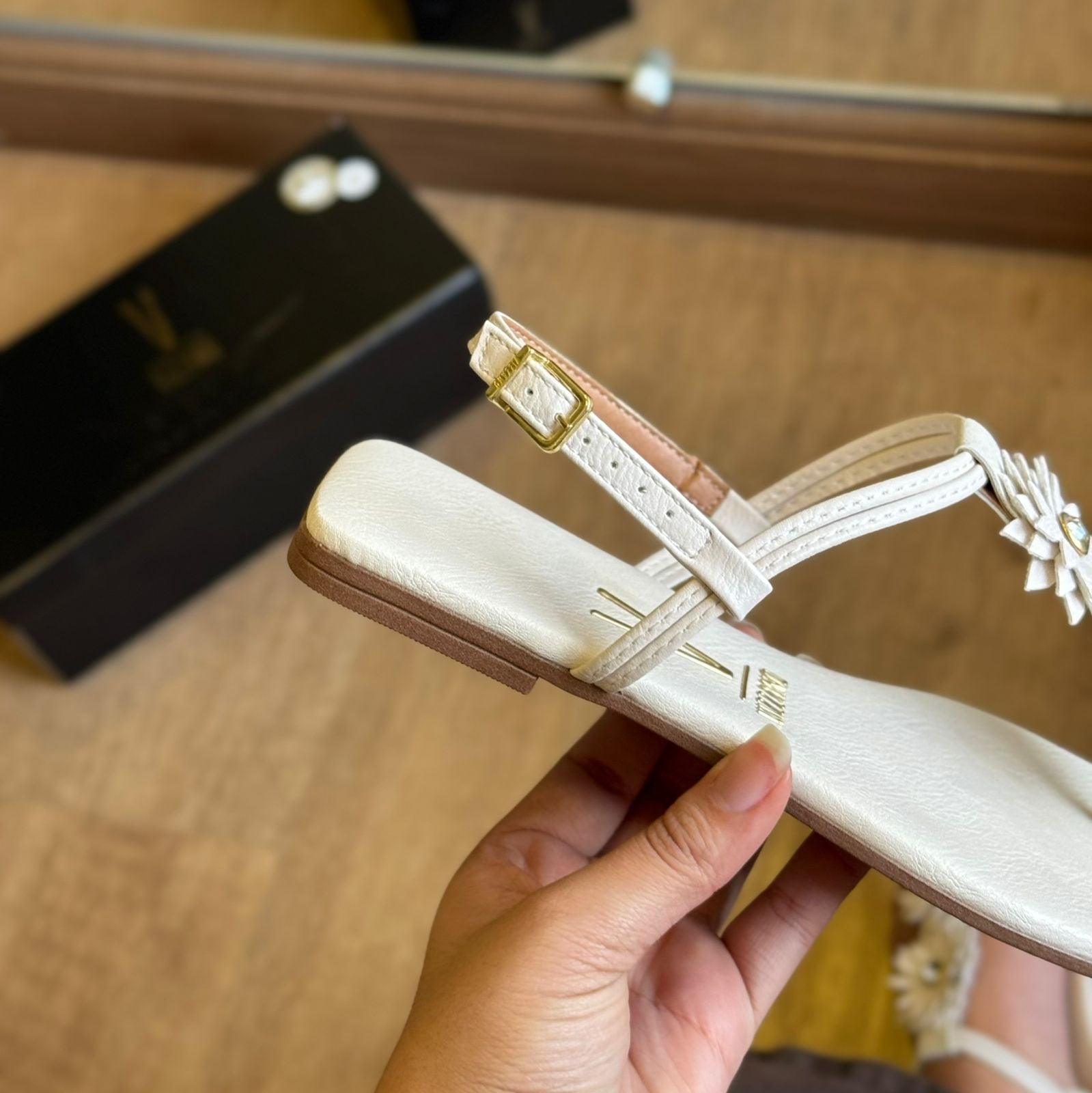 Sandália Vizzano Rasteira Detalhe de Flror 6553.205