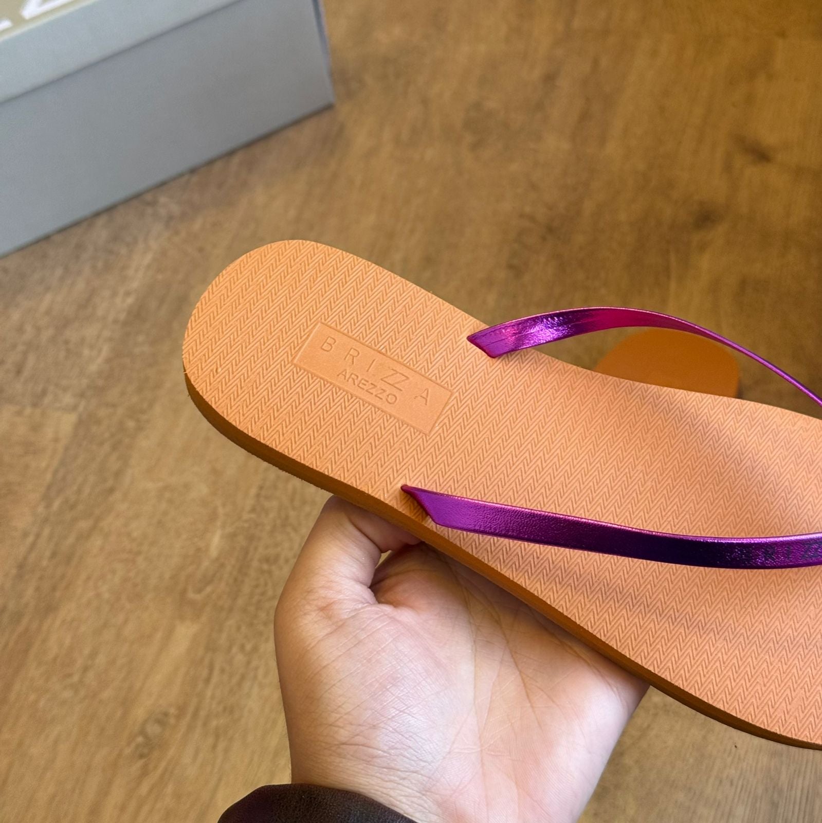 Chinelo de Dedo Arezzo Rosa Tira Metalizada Laranja Brizza A12172000100