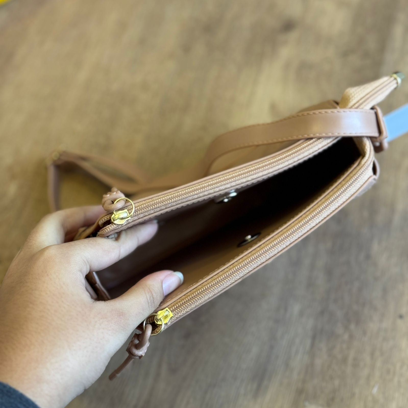 Bolsa Moleca Letra M Dourado 50062.1.31