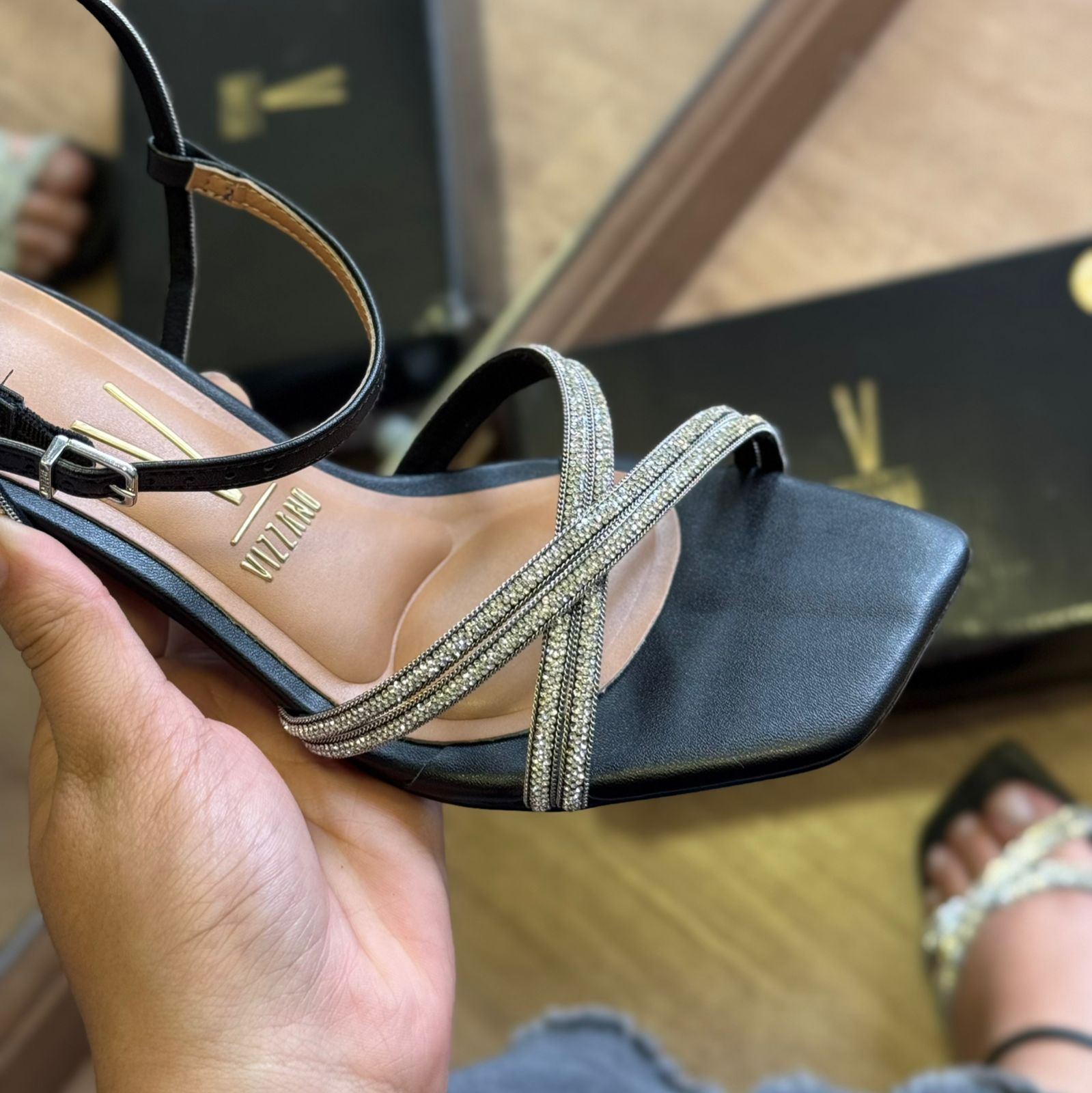Sandália Vizzano Salto Fino Tiras Brilhosas 6536.105