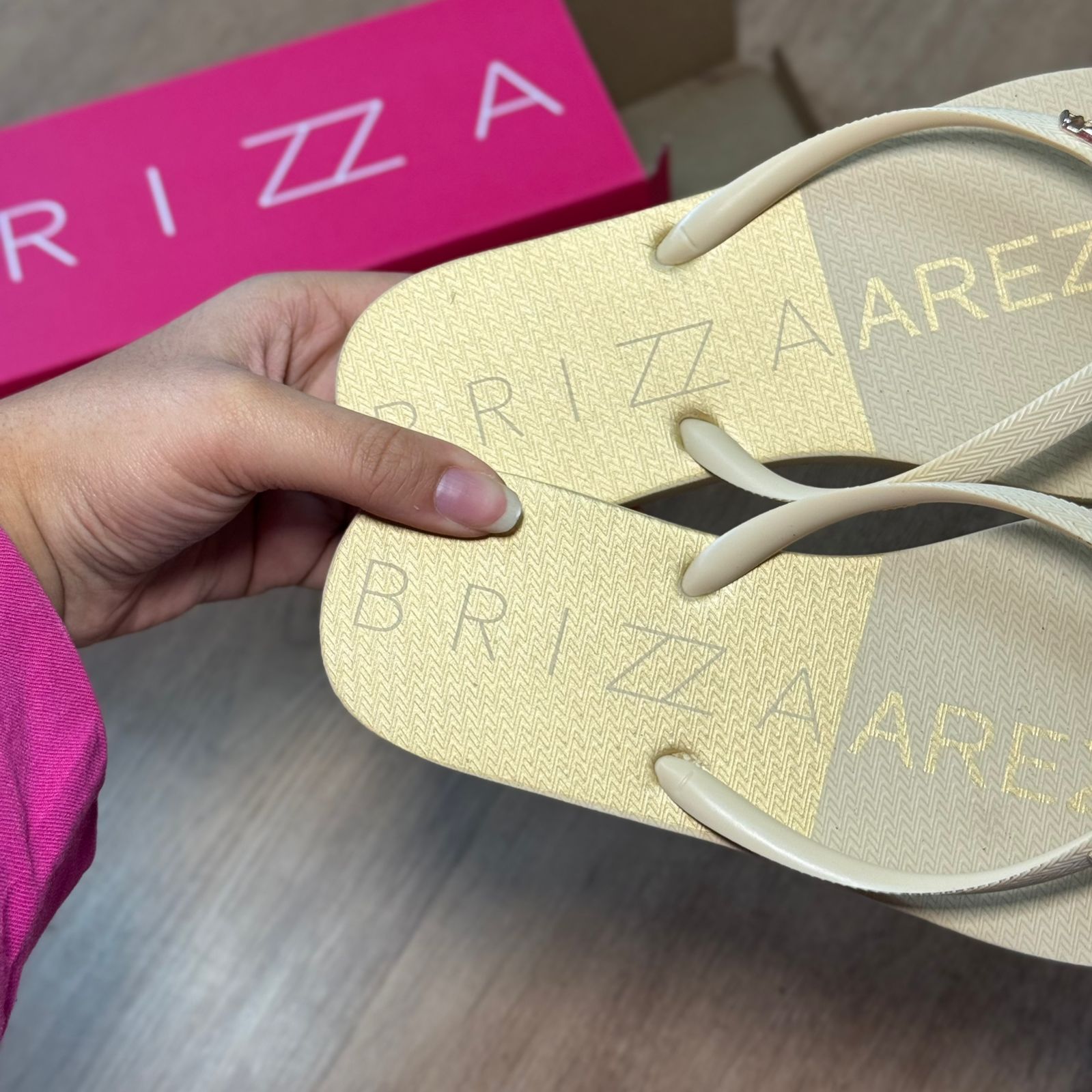 Chinelo de Dedo Arezzo Bicolor Z190260142