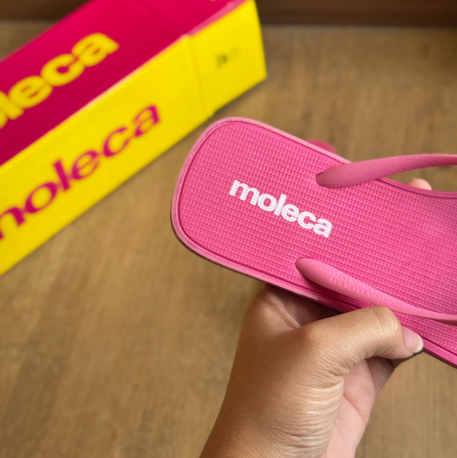 Chinelo de Dedo Moleca Detalhes da Marca 5552.200