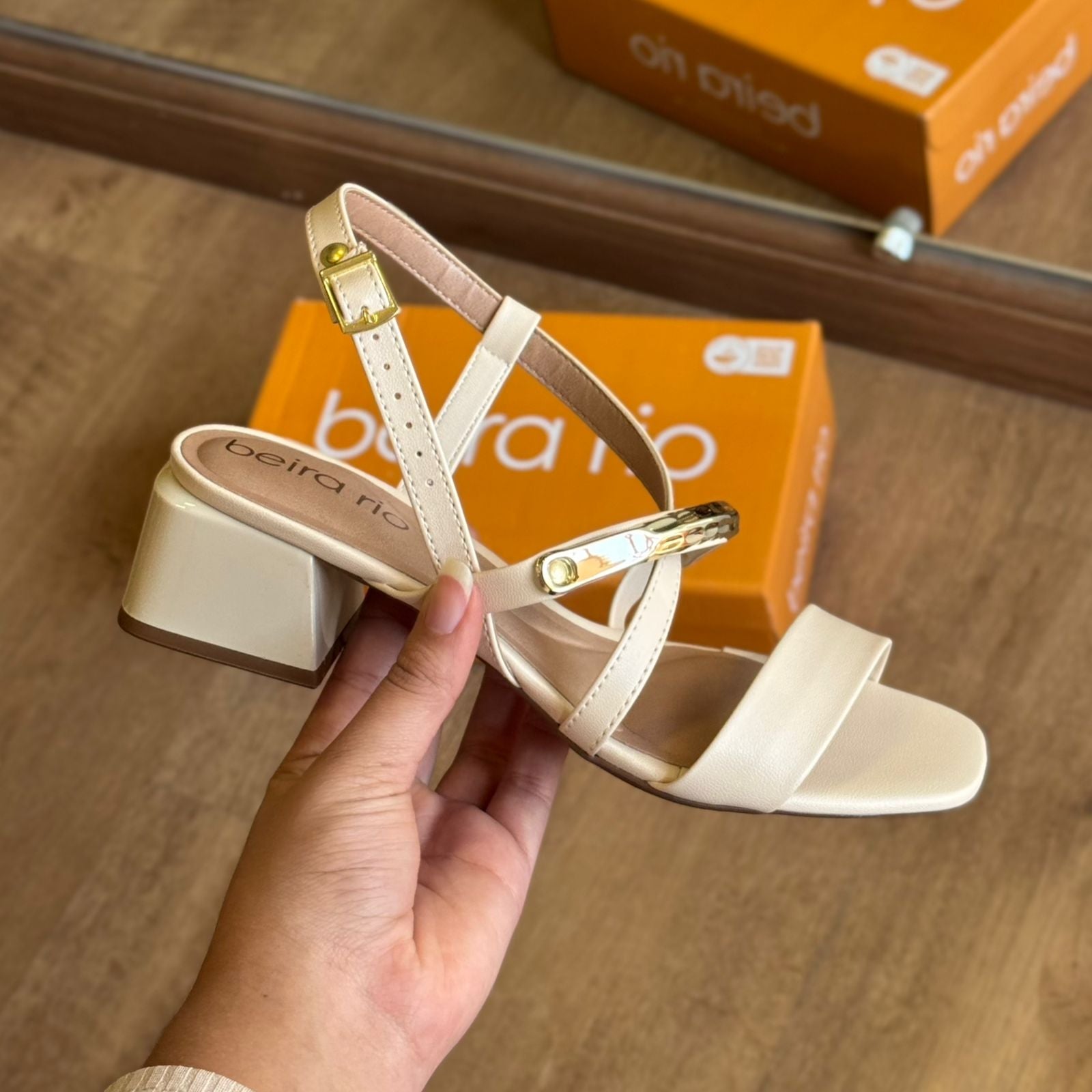 Sandália Beira Rio Salto Bloco Tiras com Detalhe Dourado 8423.236