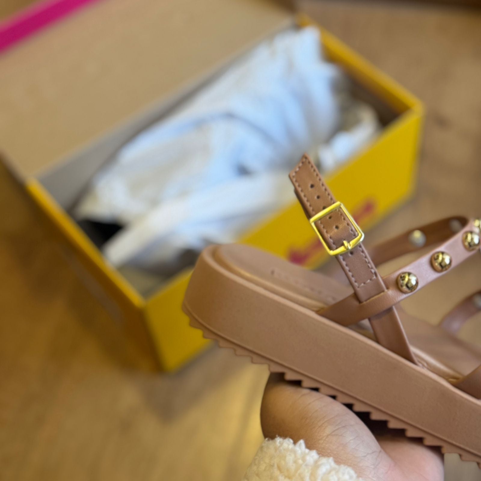 Sandália Moleca Detalher de Bolinhas Douradas 5489.119