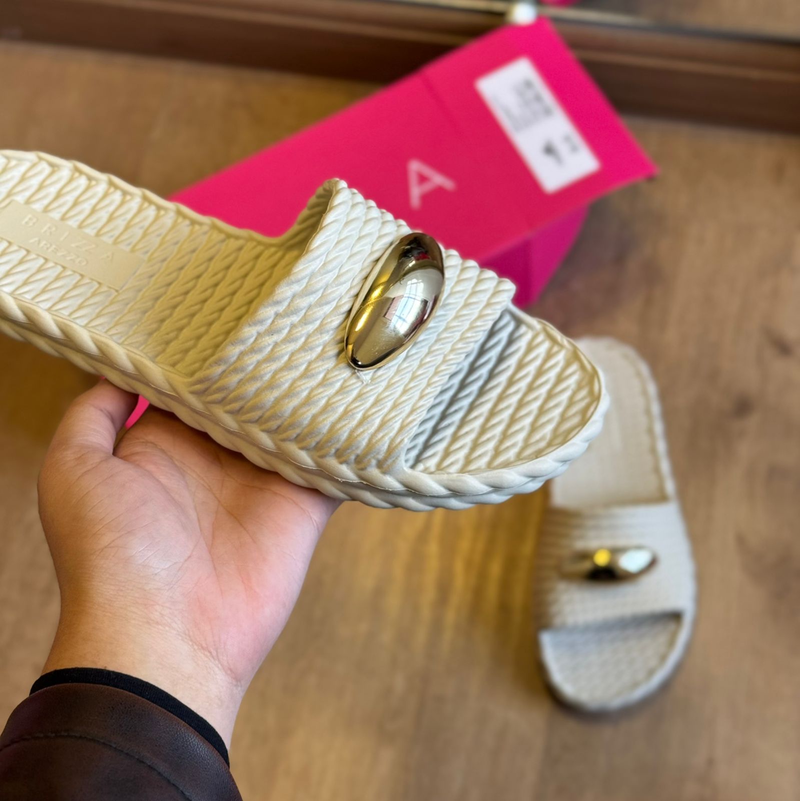 Sandália Arezzo Detalhe Circular Dourado Slide Z190410004