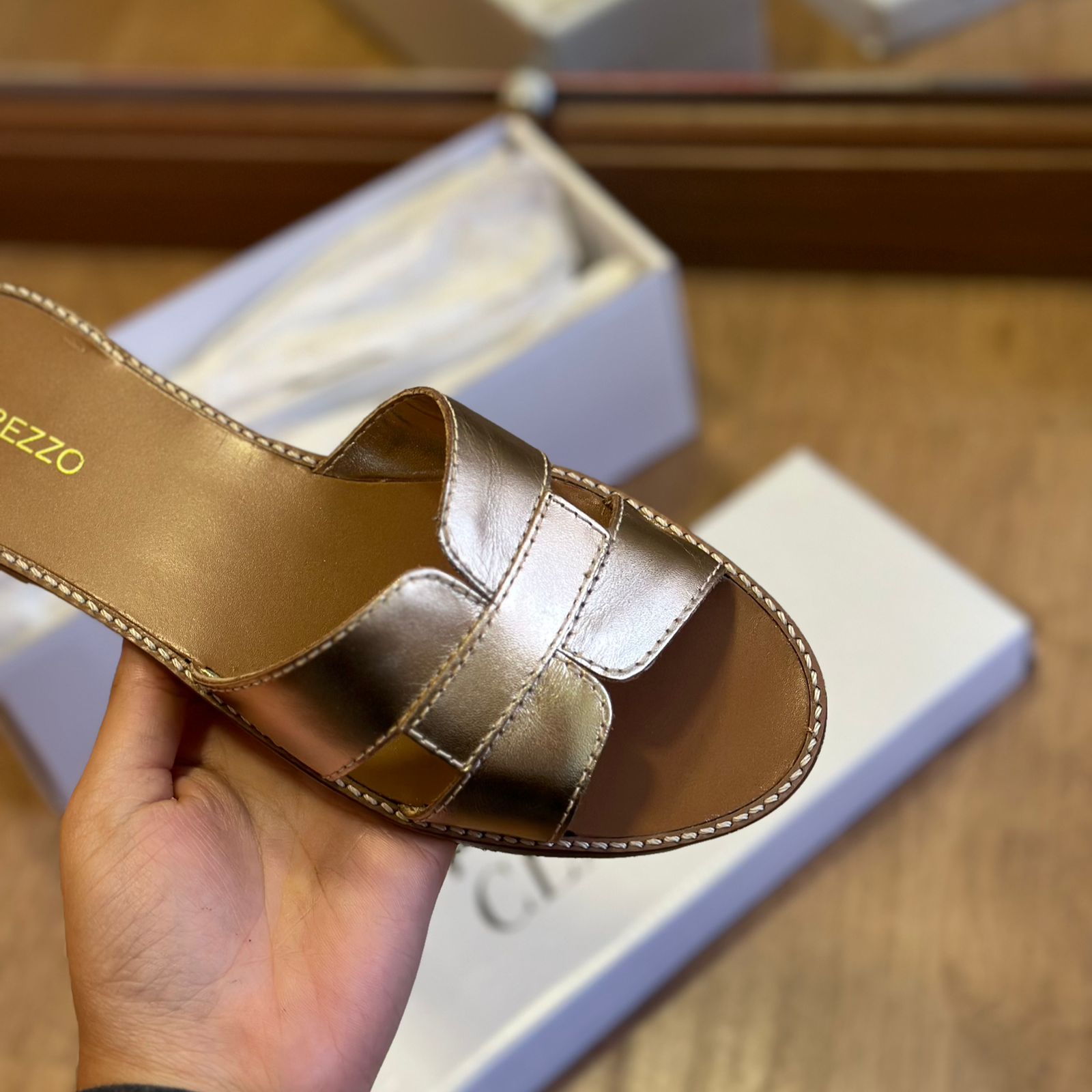 Chinelo Couro Arezzo Essenciais A110570001