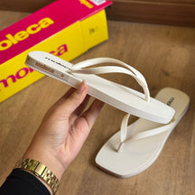 Chinelo de Dedo Moleca Detalhes da Marca 5552.200