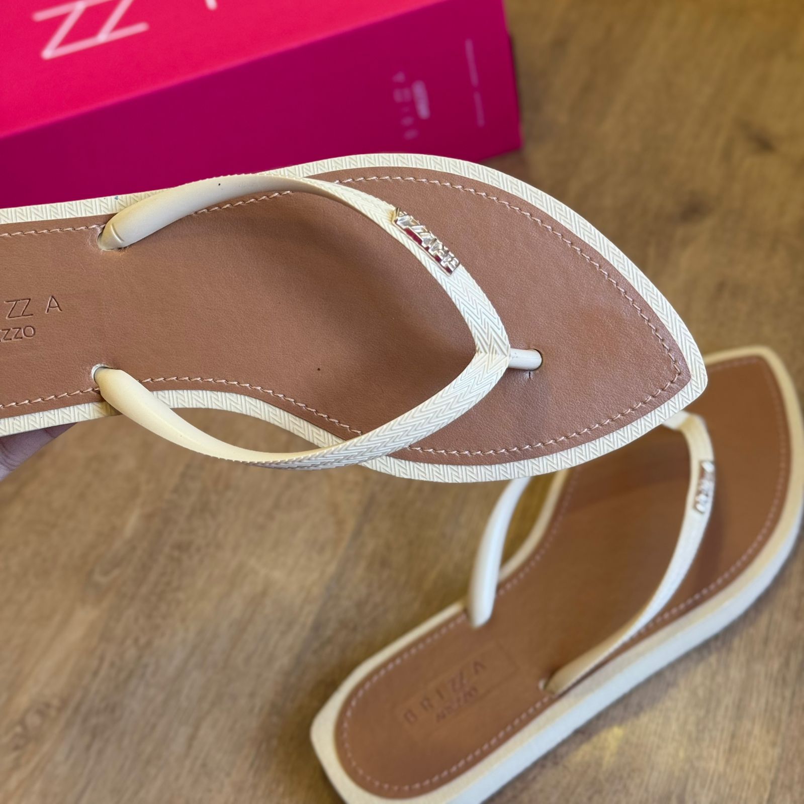 Chinelo de Dedo Arezzo Bico Folha Brizza Z191460002