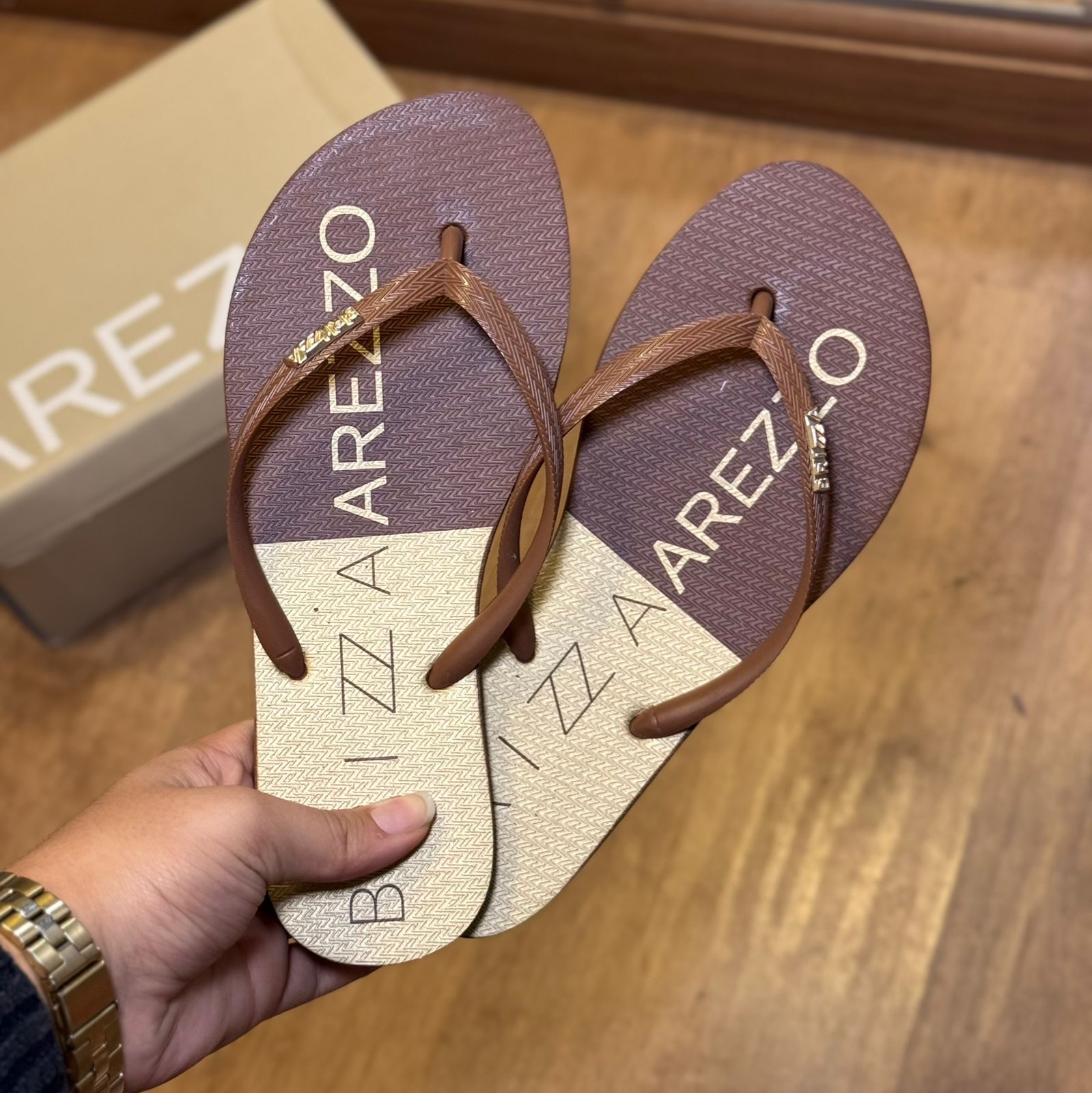 Chinelo de Dedo Arezzo Bicolor Z190260142