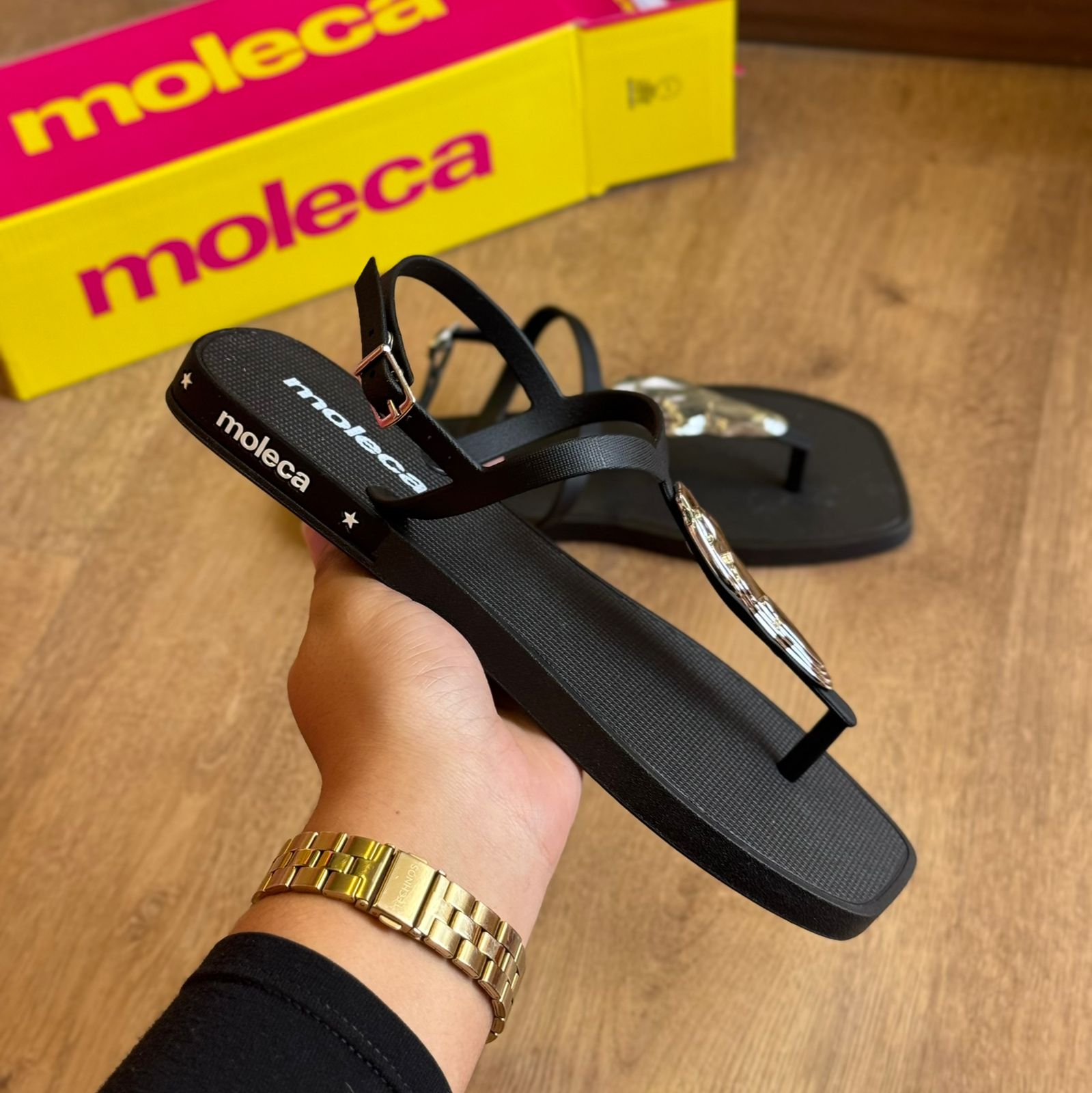 Sandália Rasteira Moleca Detalhe Dourado na Tira 5552.201