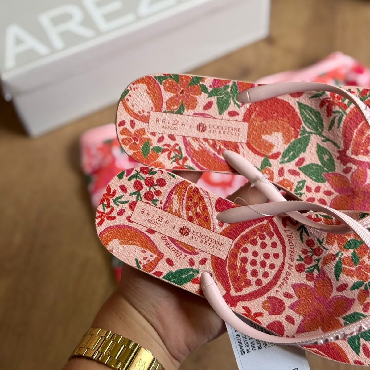 Chinelo de Dedo Arezzo + Sabonete e Necessaire Colab Loccitane Z190260