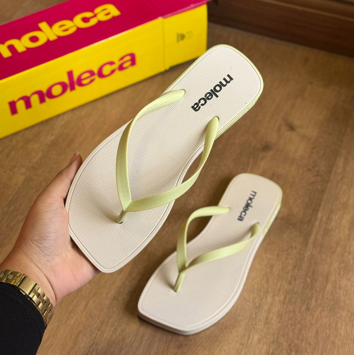 Chinelo de Dedo Moleca Detalhes da Marca 5552.200