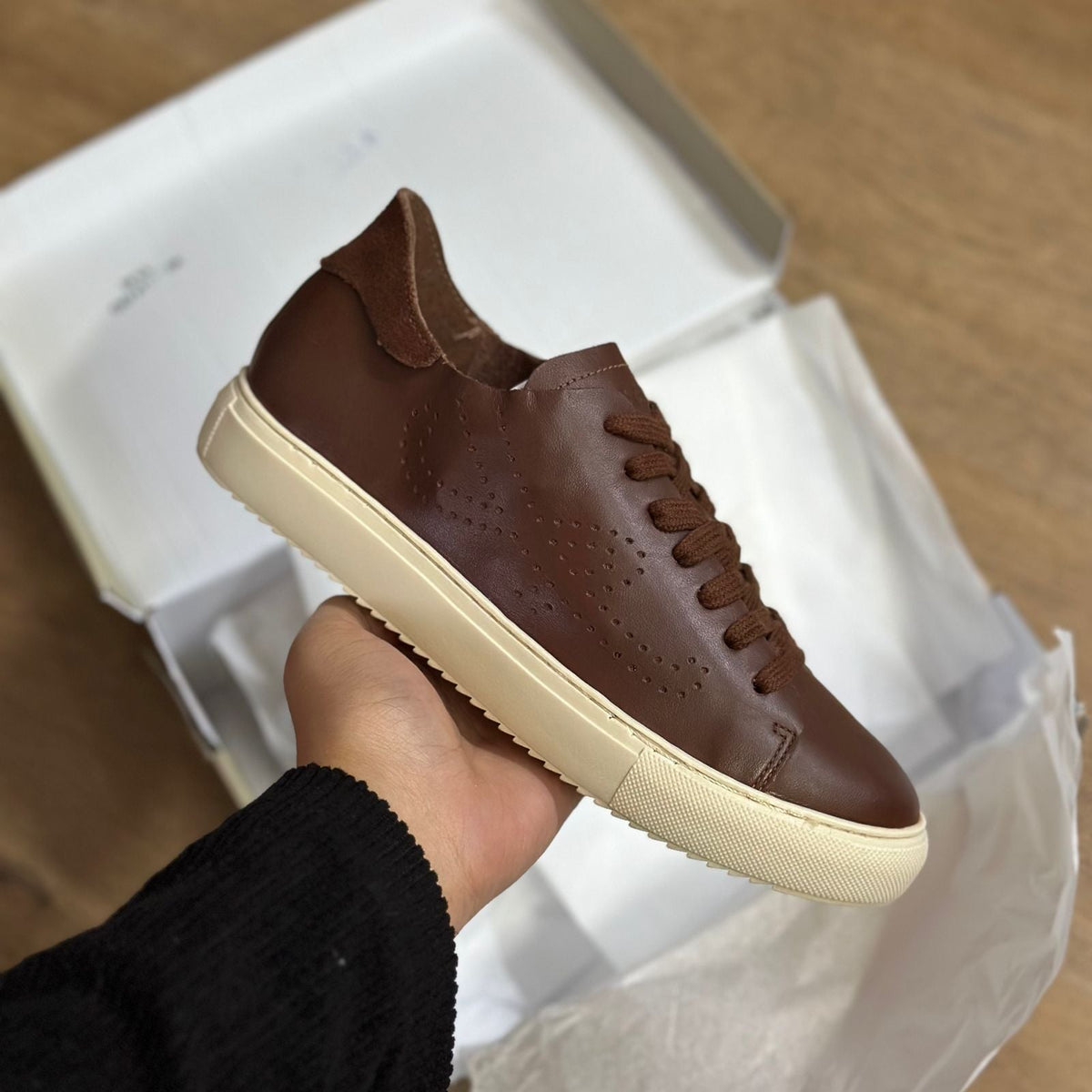 Tênis Arezzo Couro A Perfuração A116560018