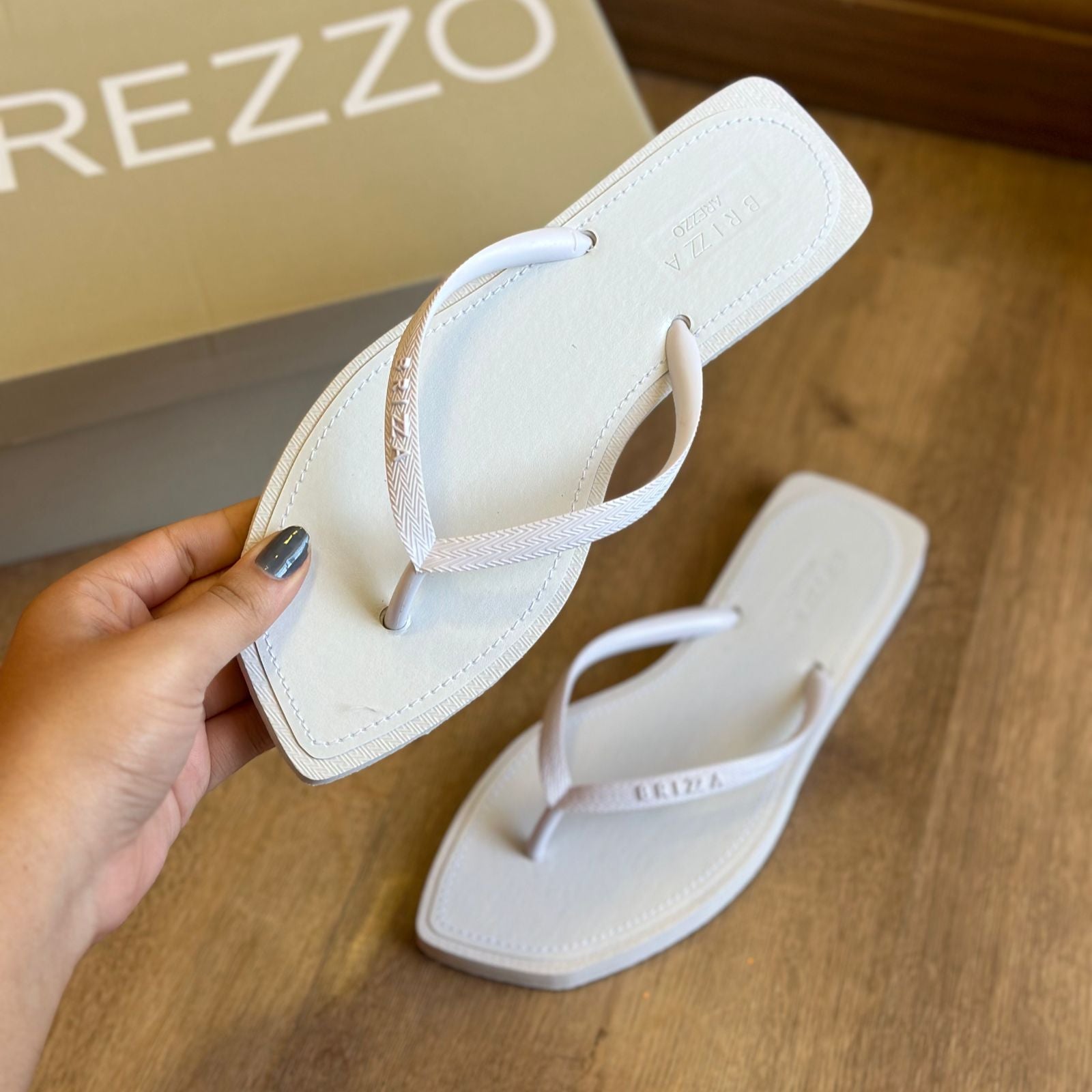 Chinelo de Dedo Arezzo Rasteira Z191280002