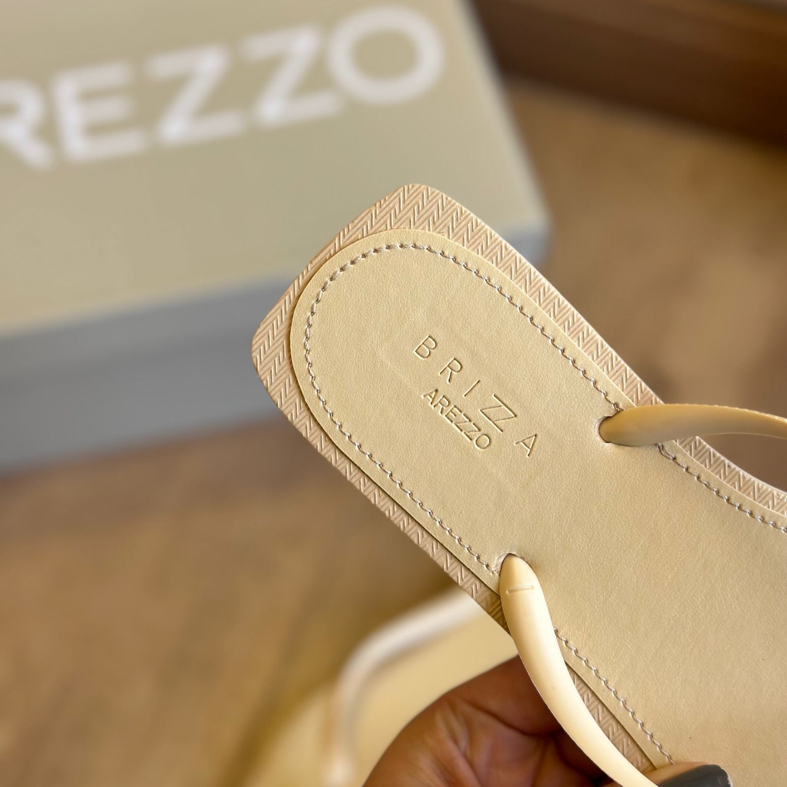 Chinelo de Dedo Arezzo Rasteira Z191280002