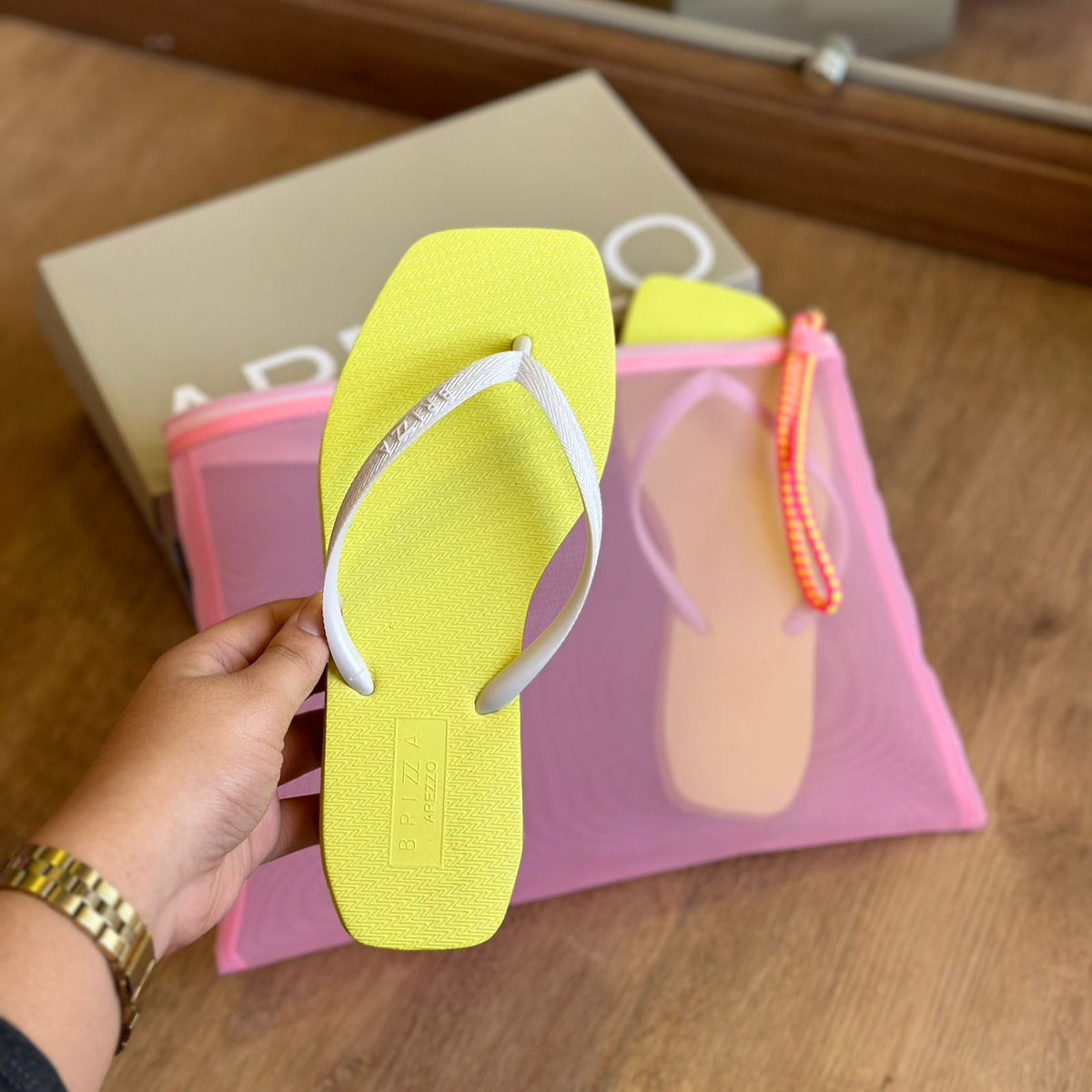 Kit Chinelo de Dedo Arezzo e Necessaire Z190270158