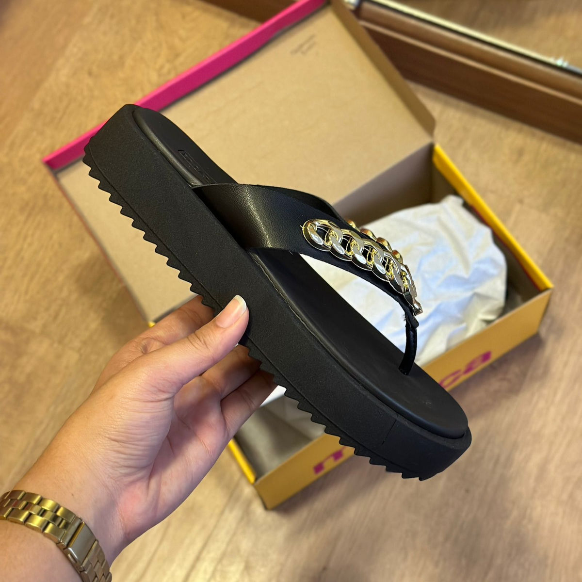 Sandália Moleca Detalhe Dourado 5489.111