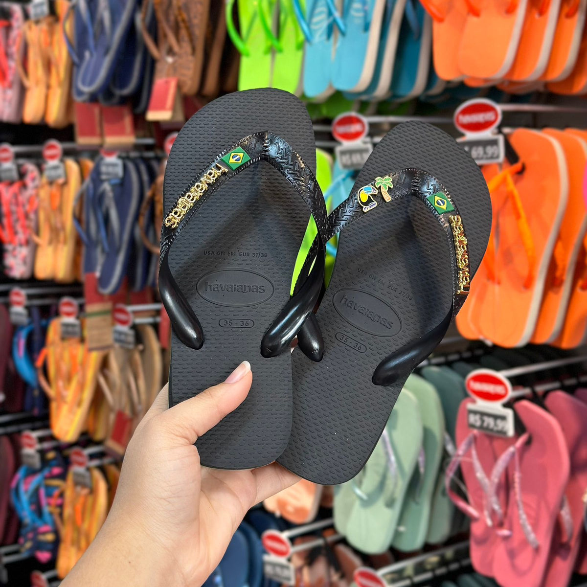 Havaianas Brasil + Placa Logo + Pin Tucano e Coqueiro