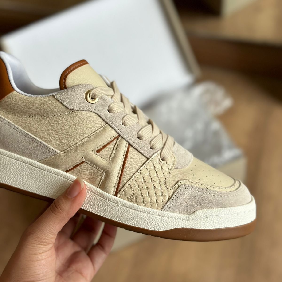 Tênis Arezzo Couro Bico Redondo Logo A128040023