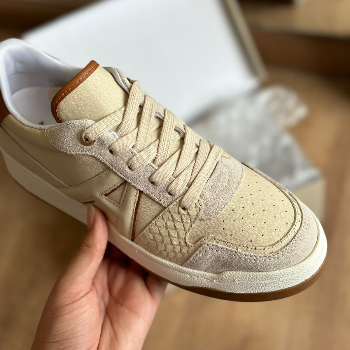 Tênis Arezzo Couro Bico Redondo Logo A128040023