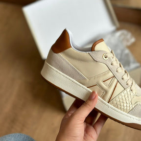 Tênis Arezzo Couro Bico Redondo Logo A128040023