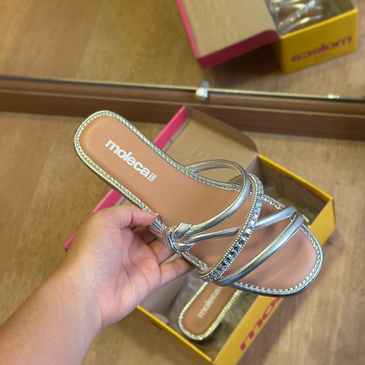 Sandália Moleca Metalizada Tiras Brilhosas 5435.547