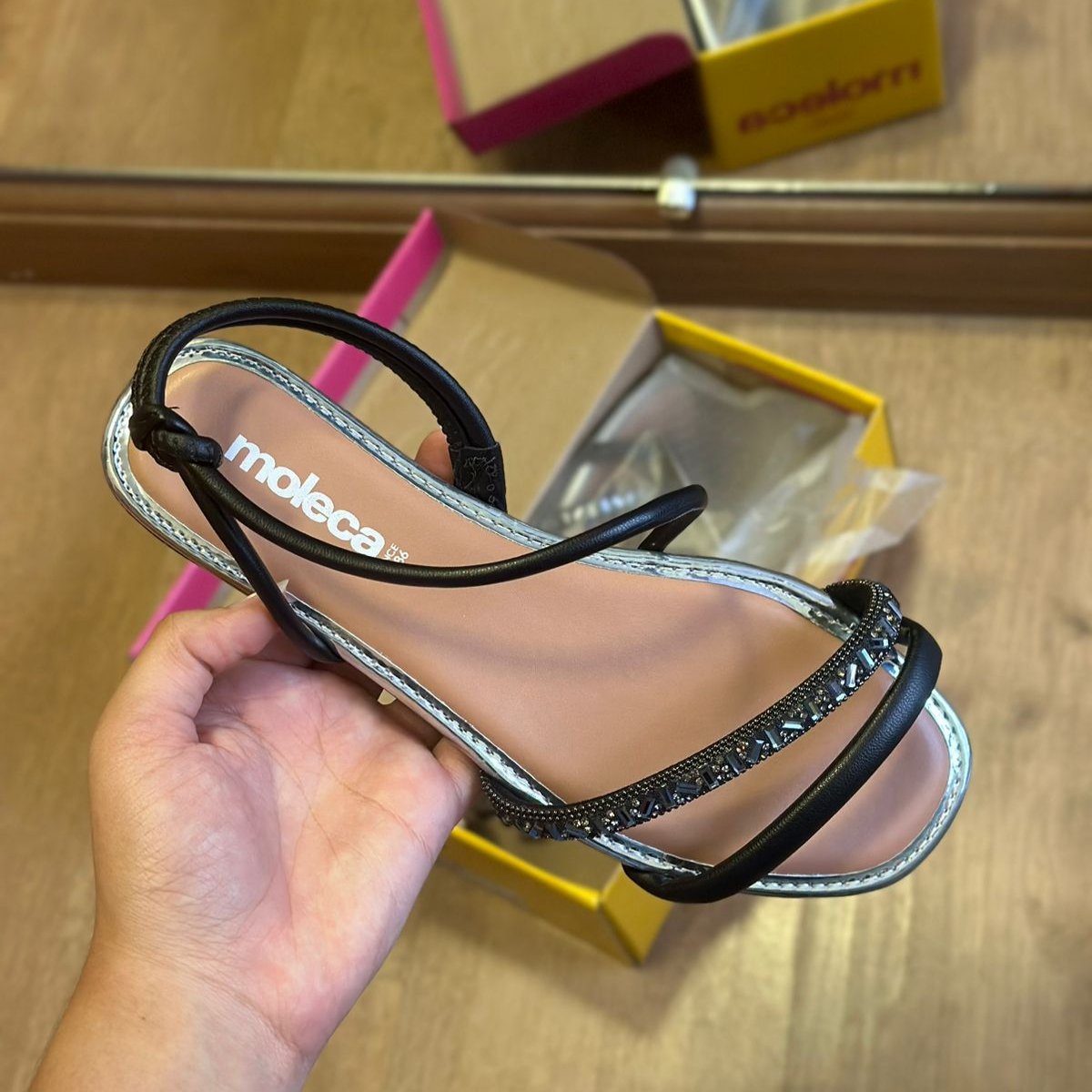 Sandália Moleca Tira Brilhosa 5435.543.28536