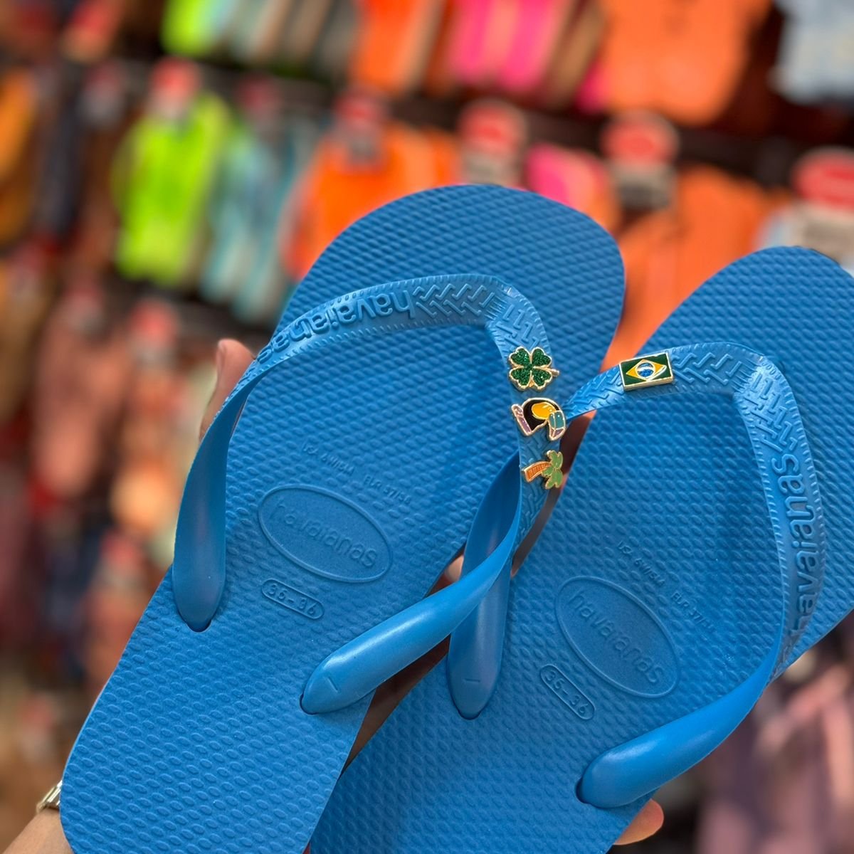 Havaianas Top + Pingente Trevo, Tucano, Coqueiro e Brasil