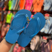 Havaianas Top + Pingente Trevo, Tucano, Coqueiro e Brasil