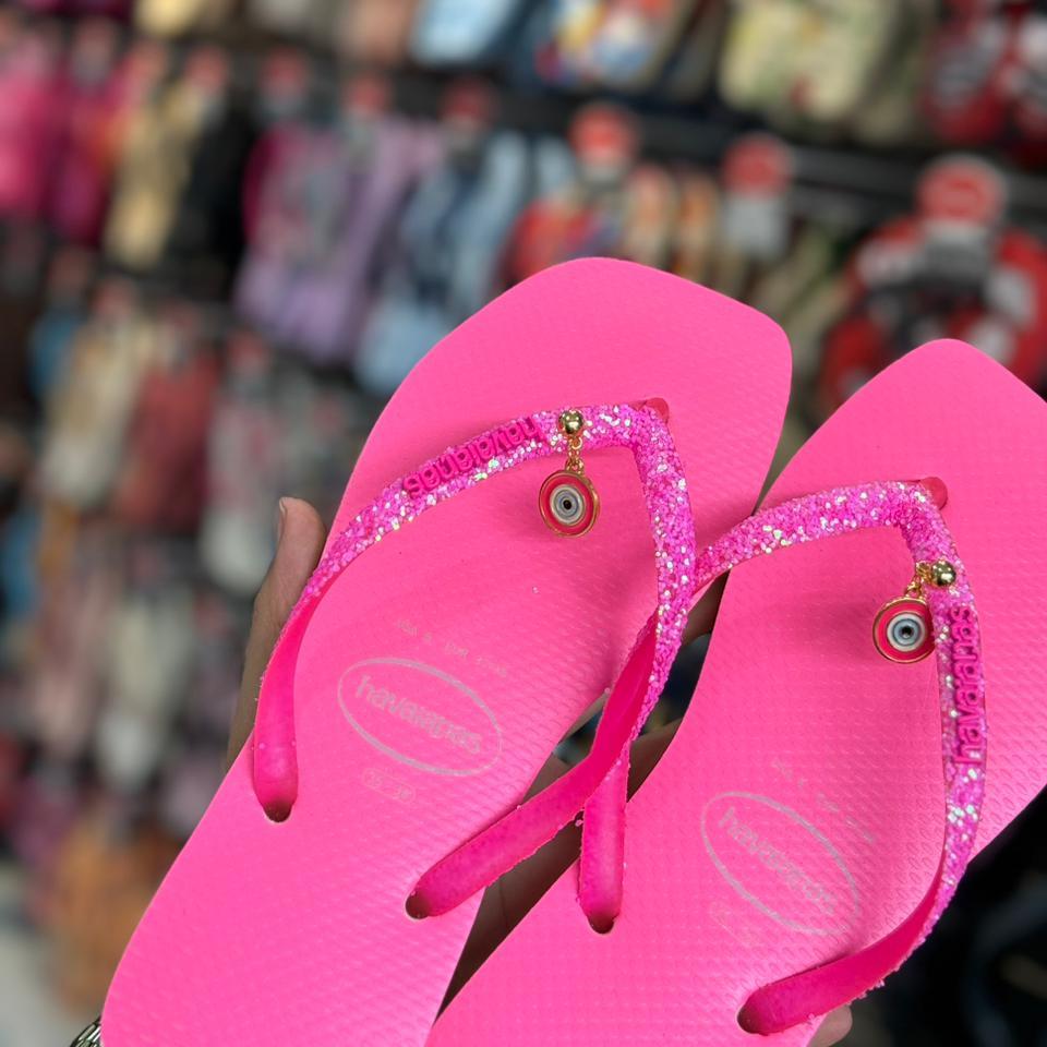 Havaianas Slim Square Glitter Neon + Pin Olho Grego Pendurado